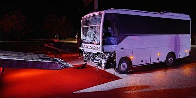 Tarım işçilerini taşıyan midibüs ile tır çarpıştı: 17 yaralı