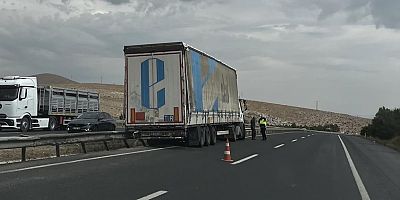 Tır bariyerlere çarptı: Şans eseri yaralanan olmadı