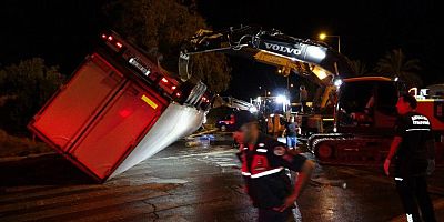 Tır devrildi, durakta bekleyen 2 kişi hayatını kaybetti