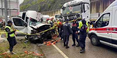 Tır ile minibüs çarpıştı: 1 ölü, 11 yaralı