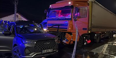 Tır, otomobile çarptı; 7 yaralı