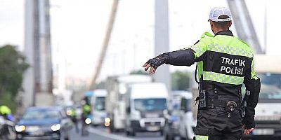 Trafikte yeni dönem resmen başlıyor: Aracından inen yandı...