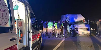 Traktör, minibüs ve iki otomobilden zincirleme kaza!