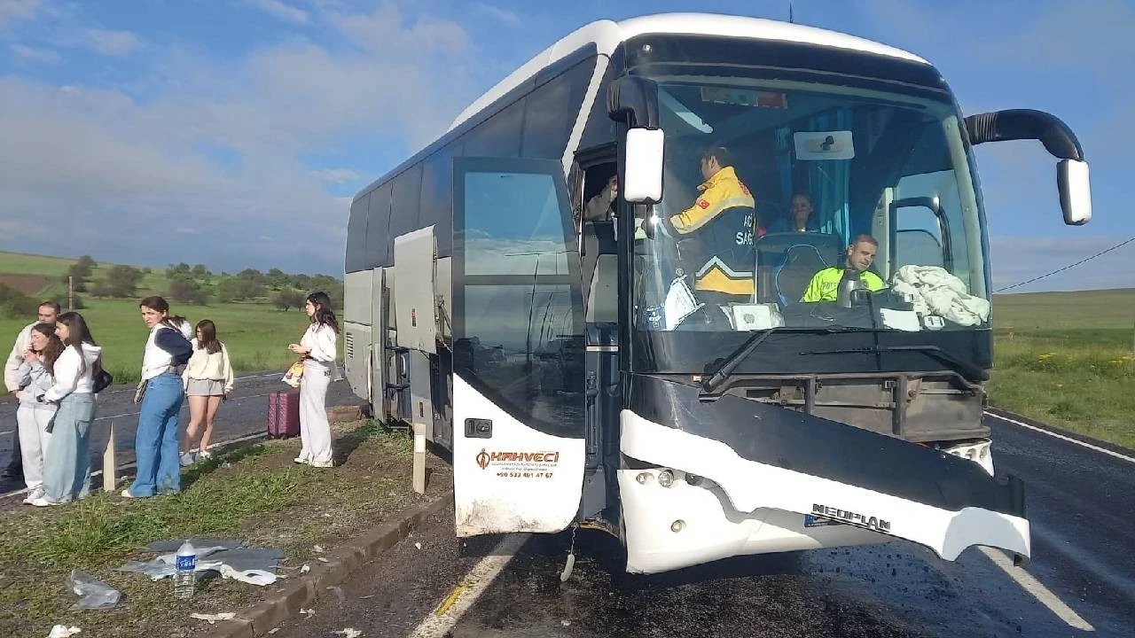 Tur otobüsü kaza yaptı: 16 yaralı