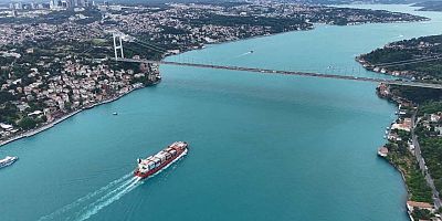 Turkuaza bürünen İstanbul Boğazı’ndan kartpostallık görüntüler