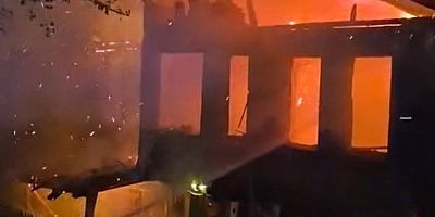 Üzerine yıldırım düşen ev alev alev yandı