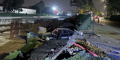 Virajı alamayan otomobil şantiyeye uçtu