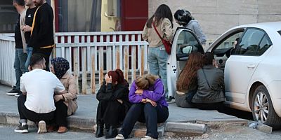 Yaralı öğrencilerin ailelerinin hastane önündeki bekleyişi sürüyor