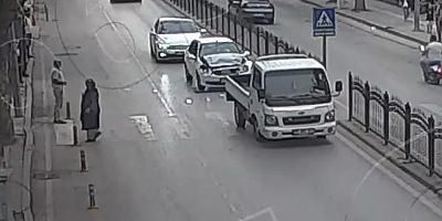 Yayaya yol veren kamyonete otomobil çarptı