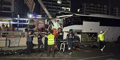 Yolcu otobüsü alt geçit duvarına çarptı: 11 yaralı
