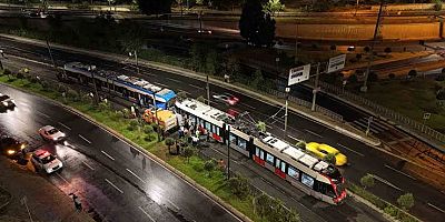 Zeytinburnu’nda iki tramvay kafa kafaya çarpıştı: 9 yaralı