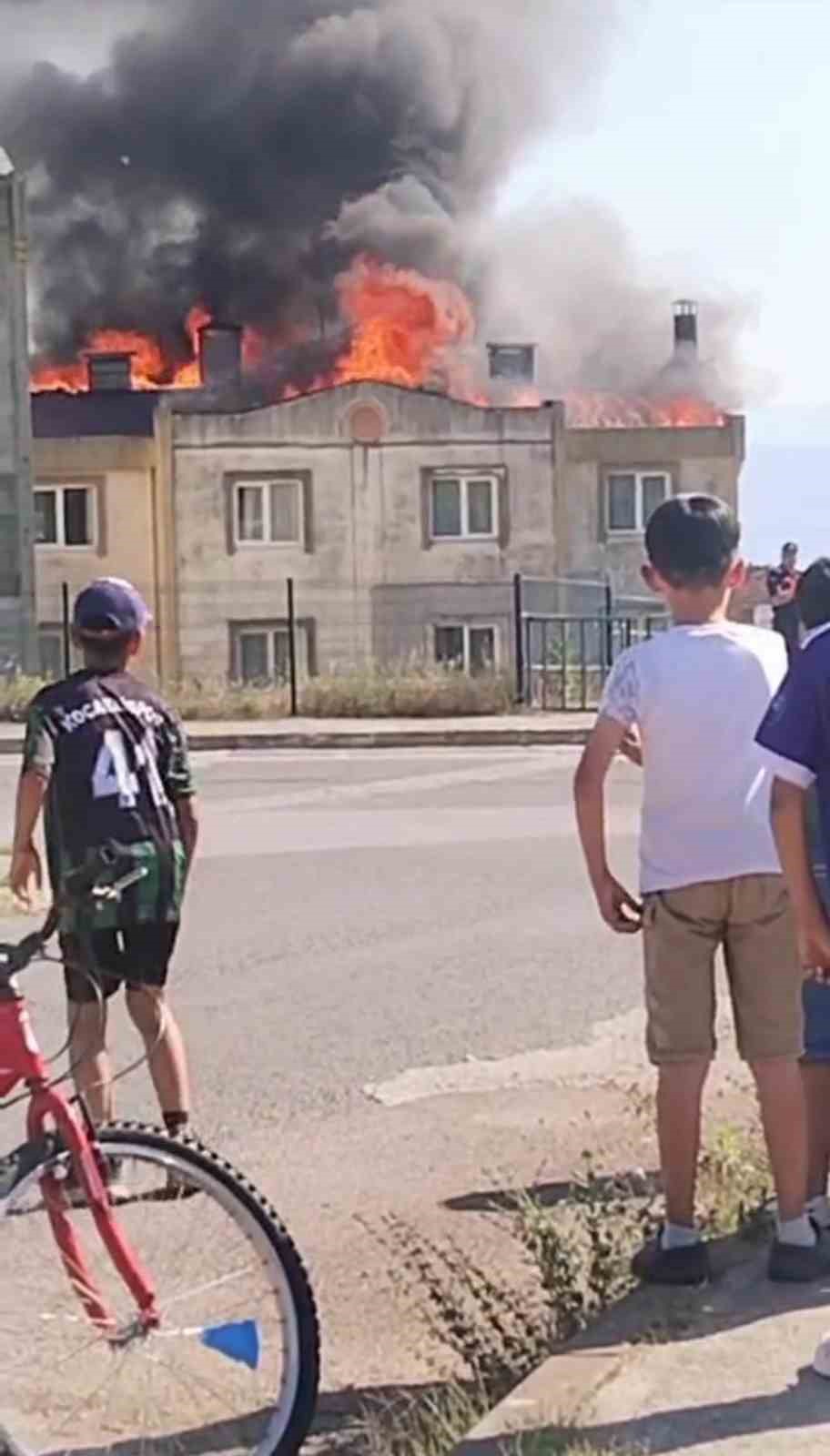 Tamiratı yapılan çatı alev alev yandı