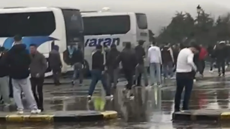 Taraftarlar birbirine girdi jandarma havaya ateş açtı