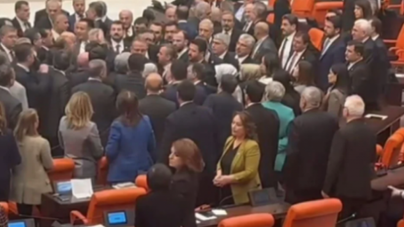 TBMM'de ortam gergin! CHP ve AKP'li vekiller birbirine girdi