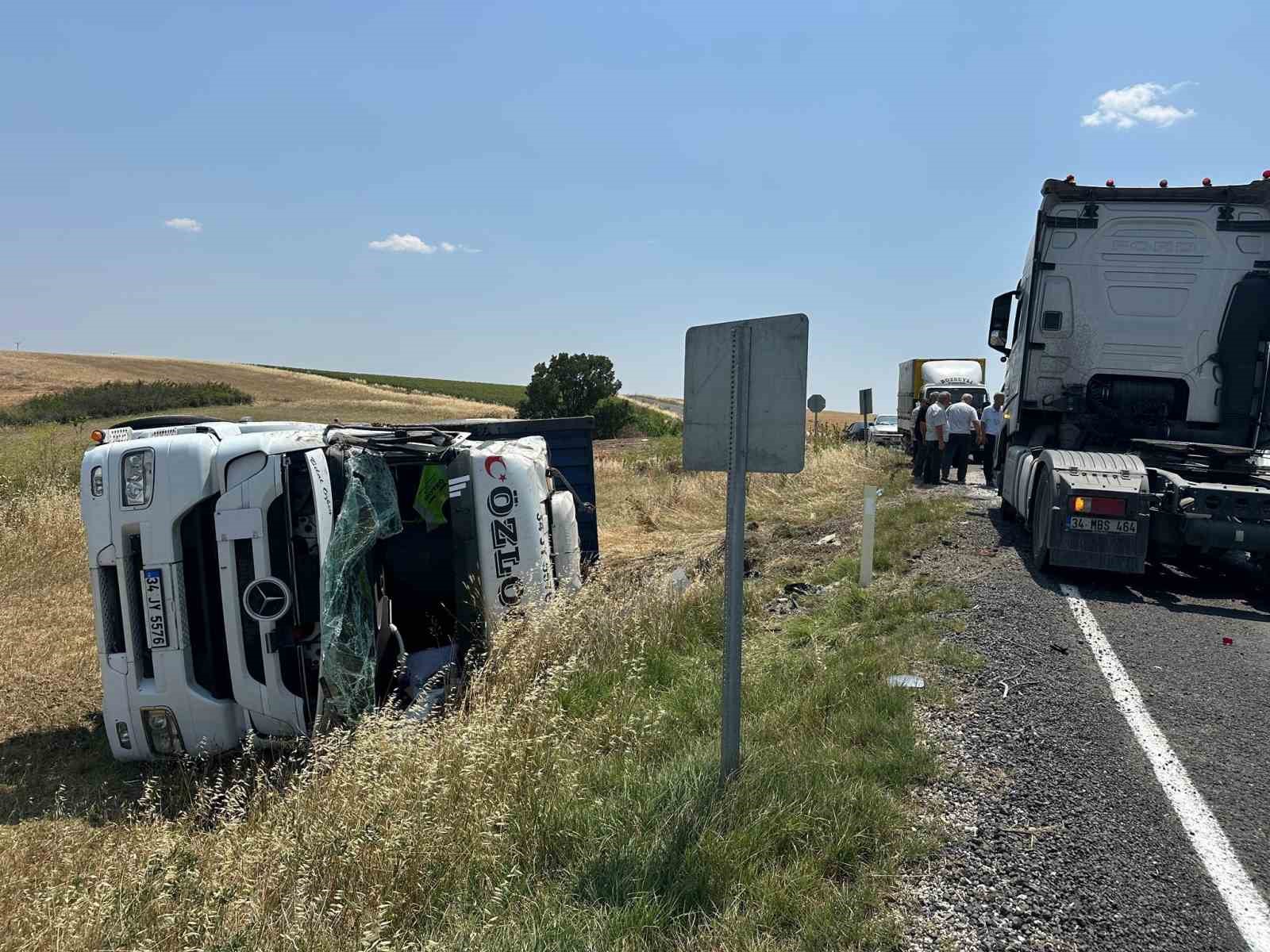 Tekirdağ’da tarlaya devrilen tırda sürücü yaralandı