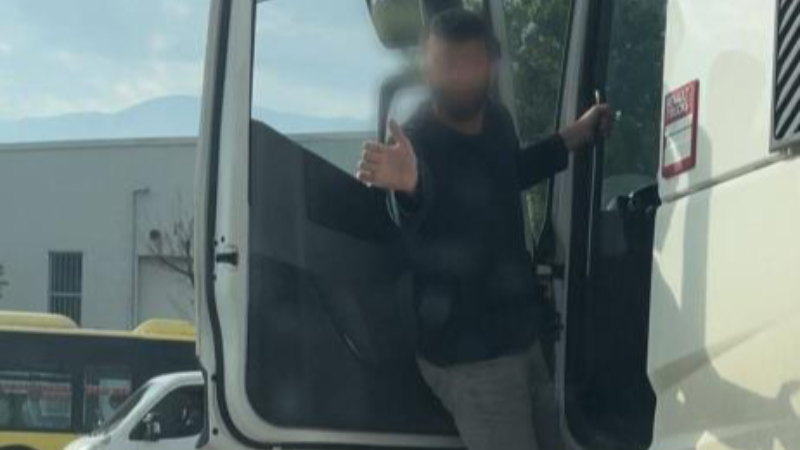Terbiyesize bak; Bursa trafiğinde gergin anlar...