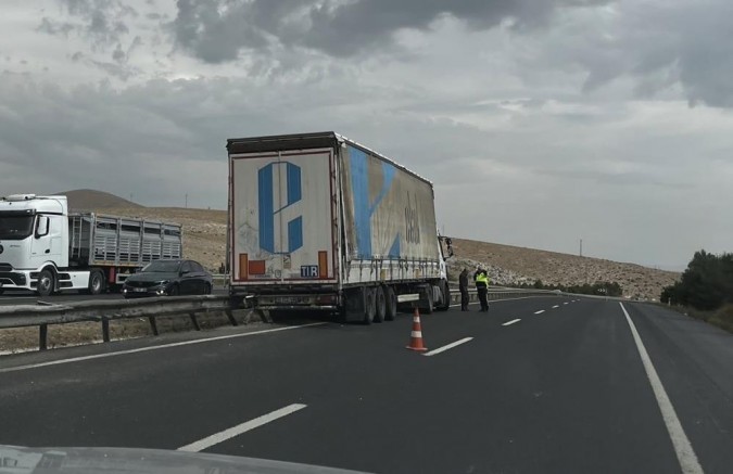 Tır bariyerlere çarptı: Şans eseri yaralanan olmadı