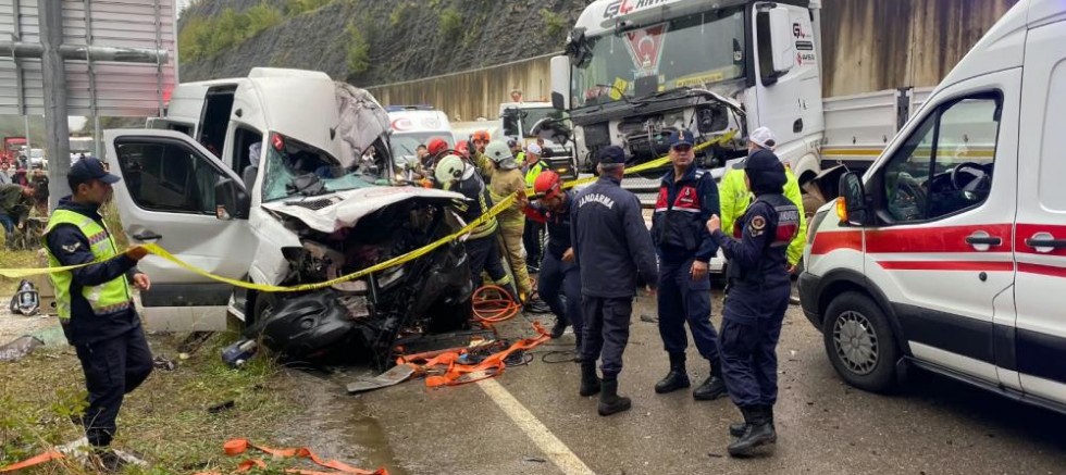 Tır ile minibüs çarpıştı: 1 ölü, 11 yaralı
