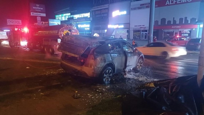 Tırla çarpışan otomobil küle döndü