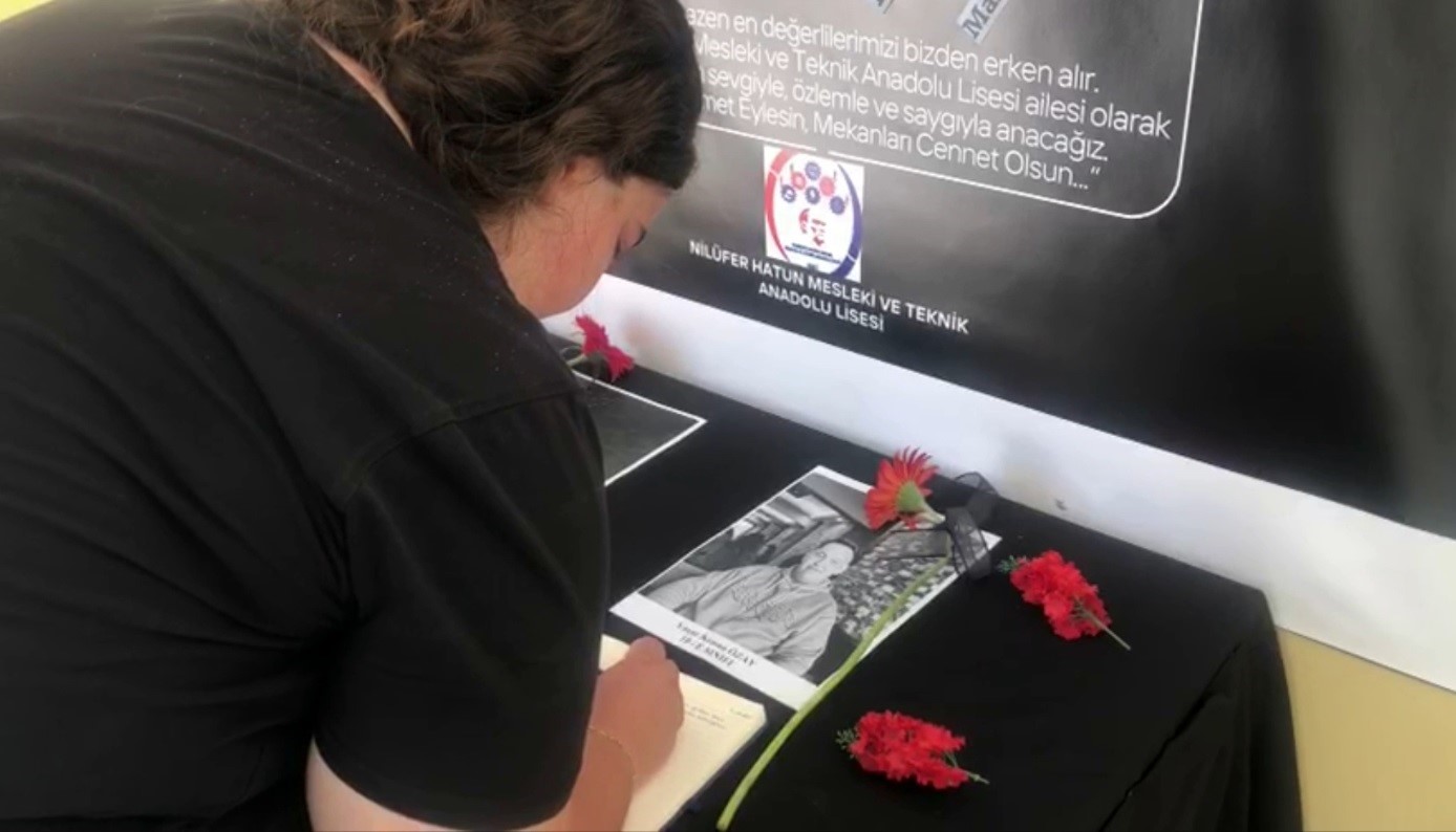 Trafik kazasında hayatını kaybeden arkadaşları için anı köşesi hazırladılar