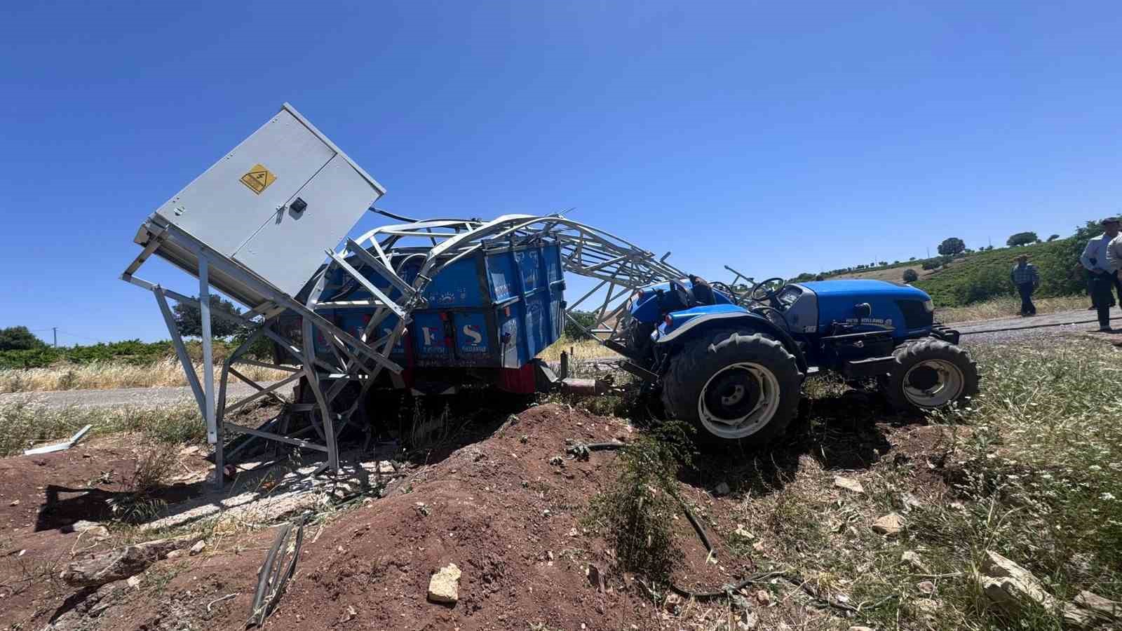 Traktör, trafoya çarptı: 2 yaralı