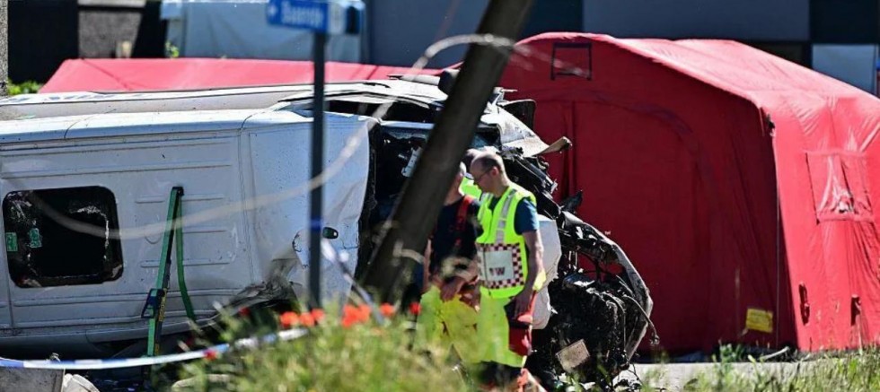 Trenle okul servisi çarpıştı: Çok sayıda ölü var