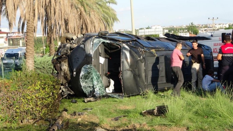 Tur minibüsü, kamyonet ve otomobille çarpıştı: 15 yaralı