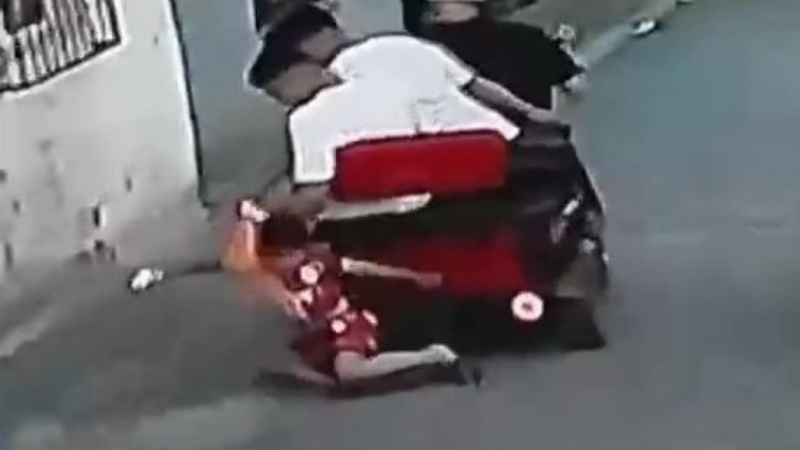 Türkiye bunu da gördü; Galatasaray forması giyen çocuğa saldırdılar...