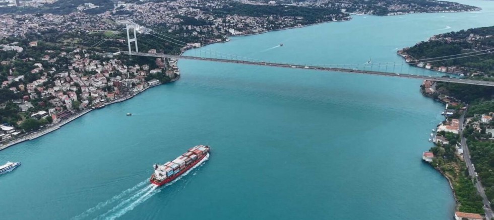 Turkuaza bürünen İstanbul Boğazı’ndan kartpostallık görüntüler