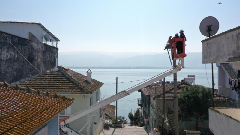 UEDAŞ leylek yuvalarını can dostları için hazırladı