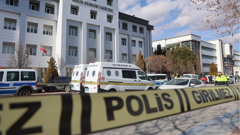 Üniversite'de ortalık karıştı; Dekan yardımcısı vuruldu
