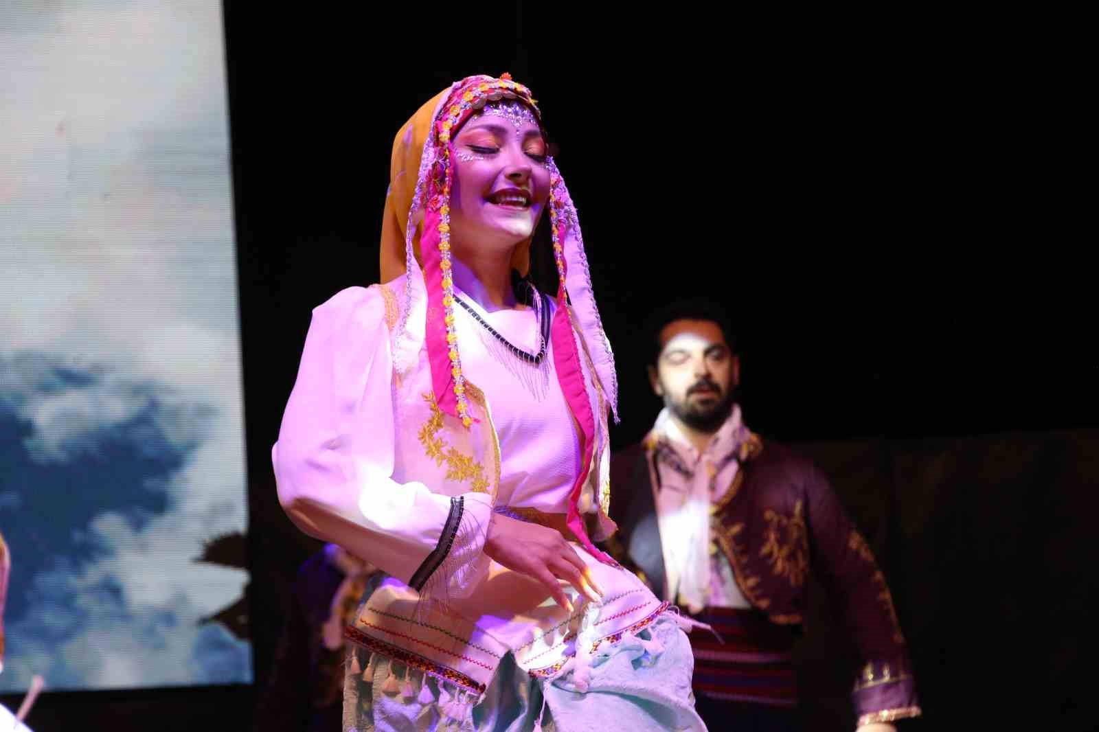 Uşak Maarif Halk Dansları Topluluğu sanatseverlerle buluştu