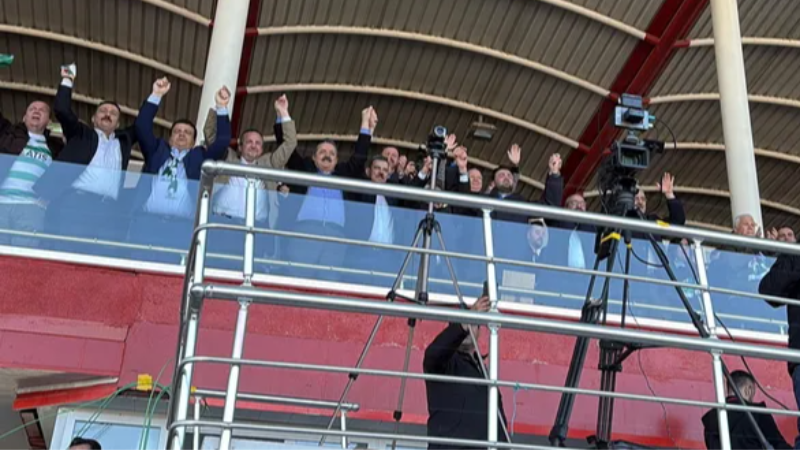 Üst düzey protokolün şampiyonluk coşkusu