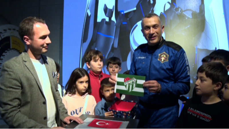 Uzaya çıkardığı Bursaspor bayrağını hediye etti!