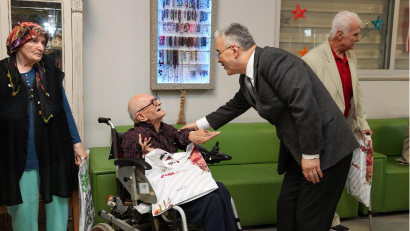 Vali Ayyıldız, bayramda çocukları ve büyükleri unutmadı