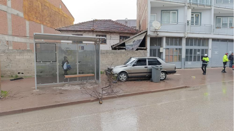 Ya o durakta birisi olsaydı? Bursa'da ehliyetsiz sürücü bakın ne yaptı...