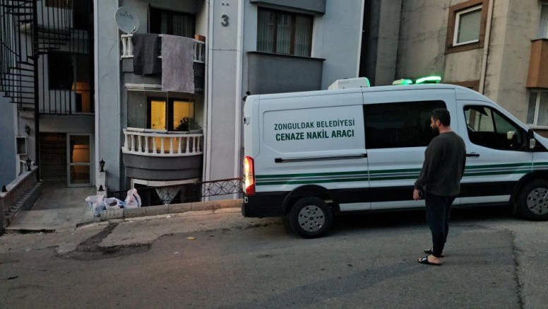 Yalnız yaşayan adam evinde ölü bulundu