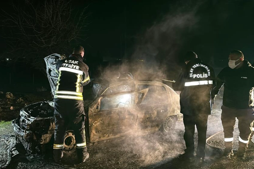Yanan otomobilde feci şekilde can verdi