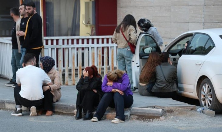 Yaralı öğrencilerin ailelerinin hastane önündeki bekleyişi sürüyor