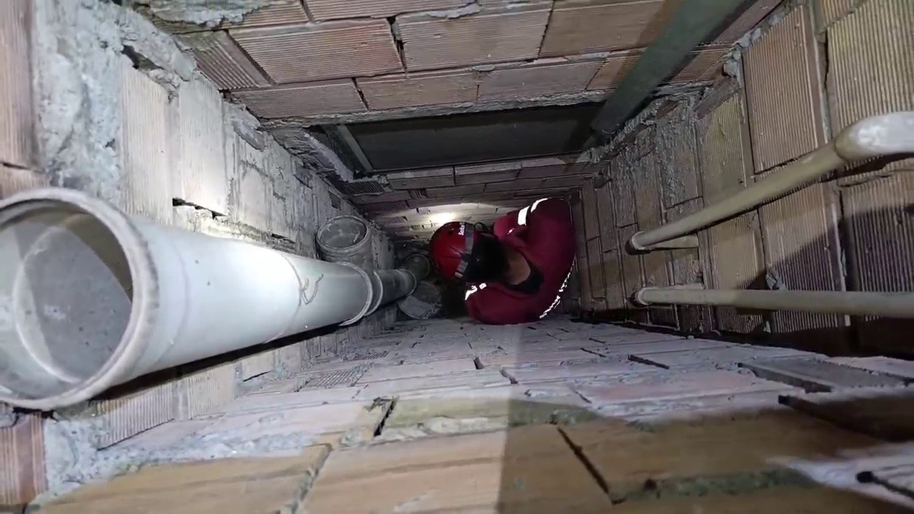 Yavru kedisi kurtarılan yaşlı kadın söyledikleriyle yürekleri ısıttı