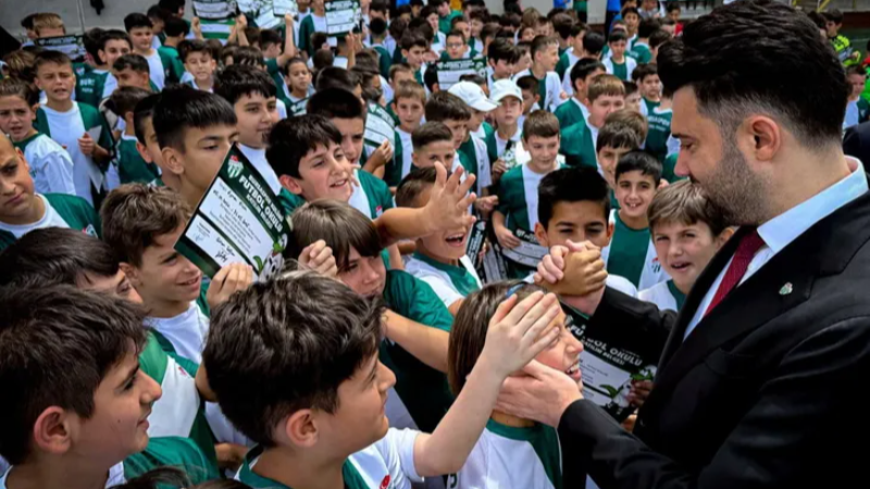 Yeni nesil artık Bursasporlu oluyor; İşte o fotoğraf...