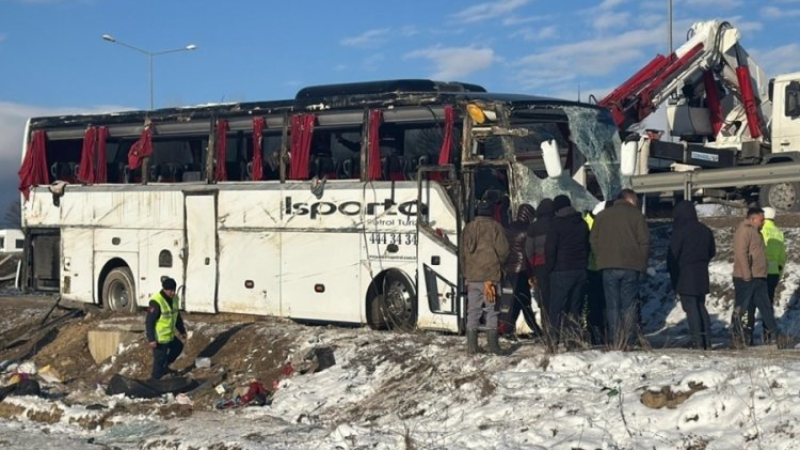 Yine bir otobüs faciası;  1 ölü, 25 yaralı...