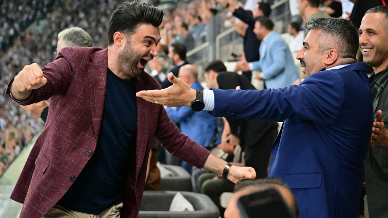 Yok böyle sevinç; Başkana bak başkana...