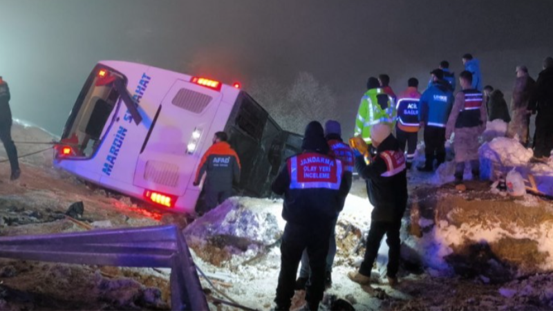 Yolcu otobüsü dehşeti; Şarampole uçtu, ölü ve yaralılar var...