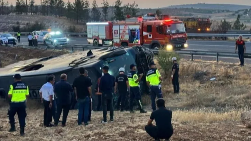 Yolcu otobüsü devrildi: 27 yaralı