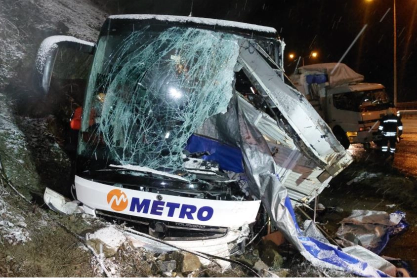 Yolcu otobüsü kamyona çarptı: 1 ölü, 16 yaralı