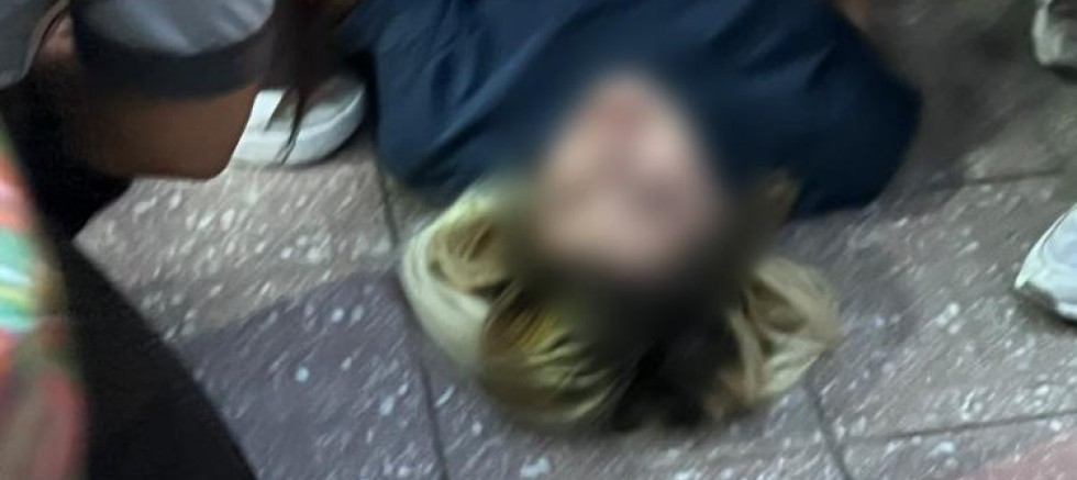 Yolda yürürken kocası tarafından bıçaklandı