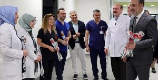 Hemşireler Günü'nde sağlık emekçilerine anlamlı ziyaret