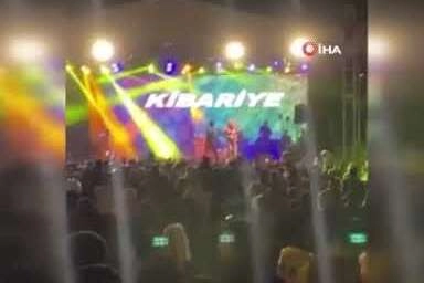 Ünlü şarkıcı sahneden düştü