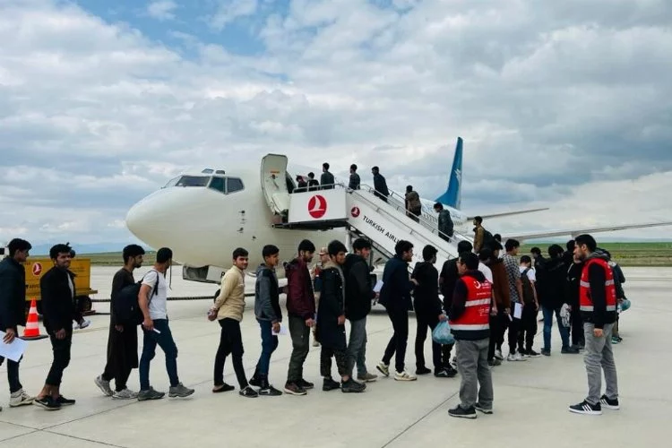 136 Afgan göçmen ülkelerine gönderildi
